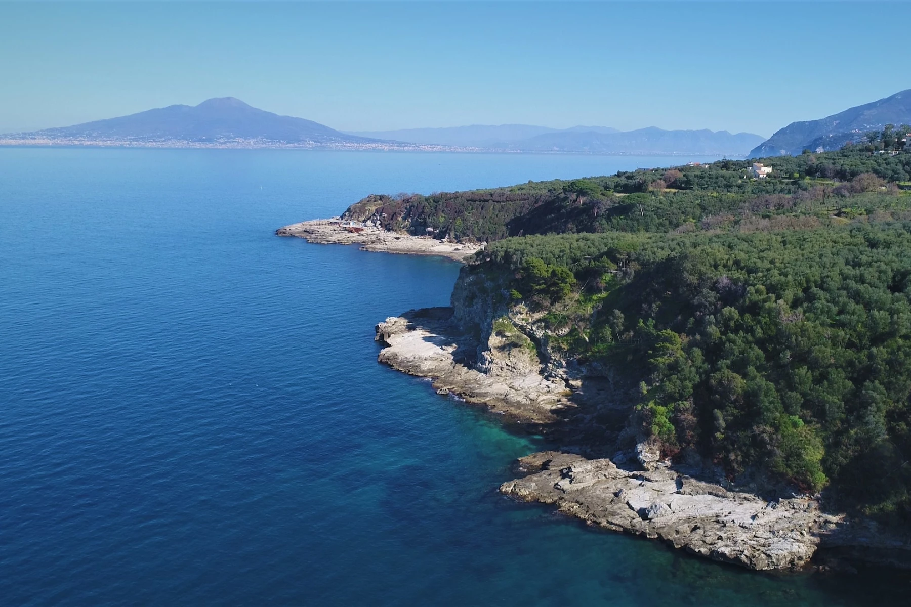 The cliff suspended over the sea