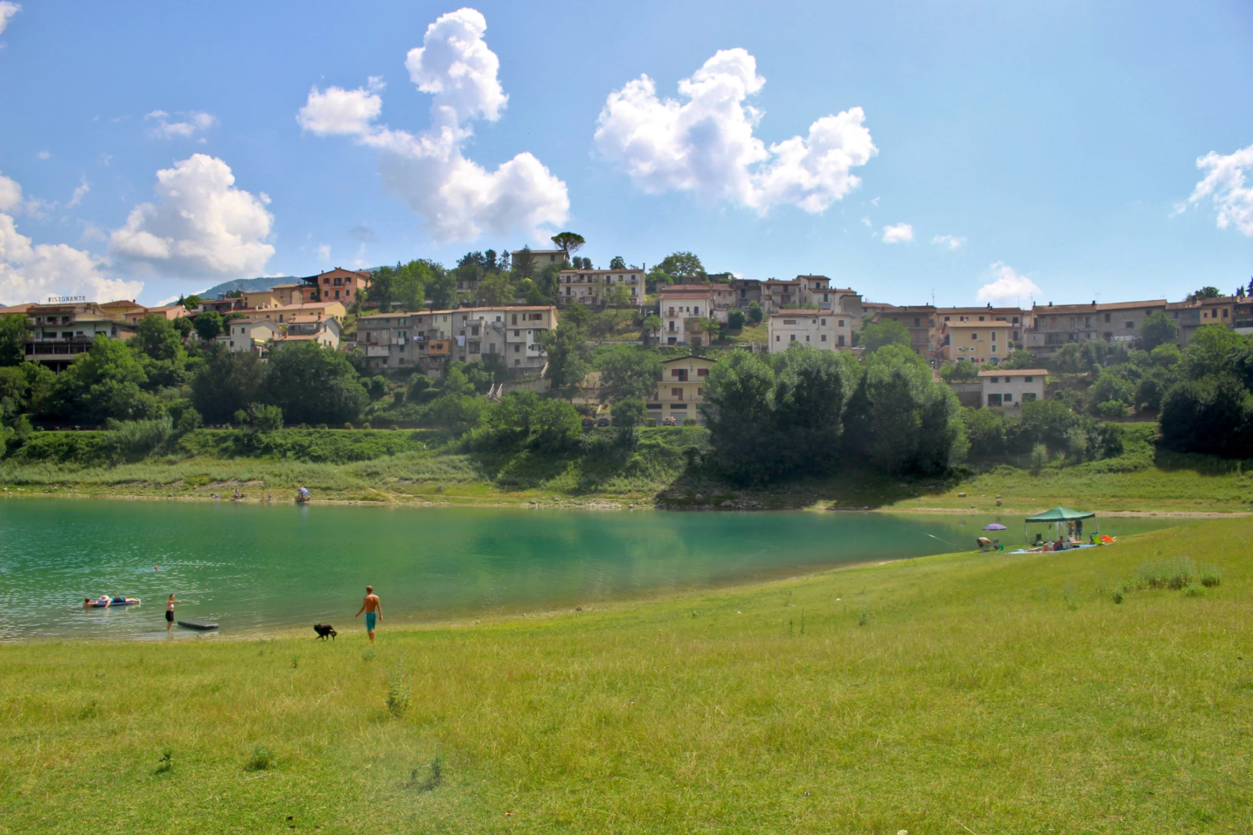 Sulle sponde del lago del Turano