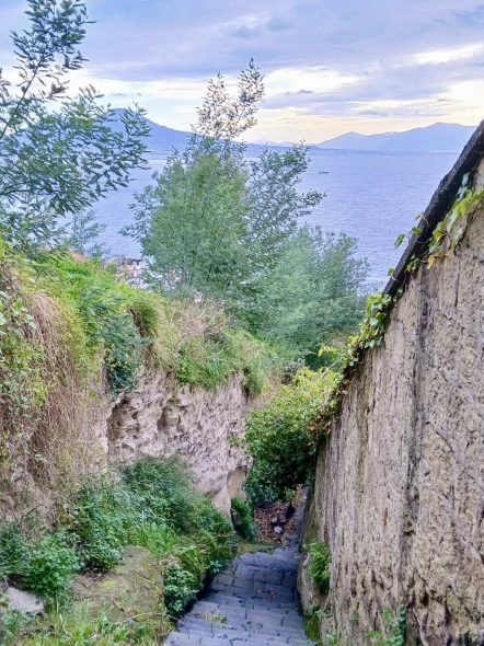 Su e giù per le pedamentine di Posillipo 