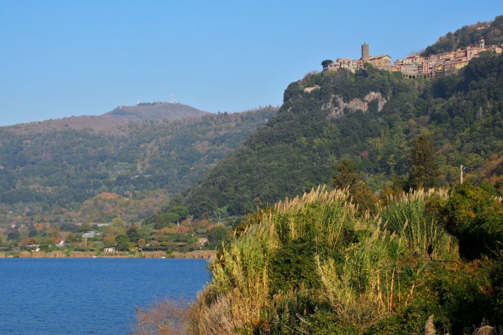 Mito e storia intorno al lago di Nemi