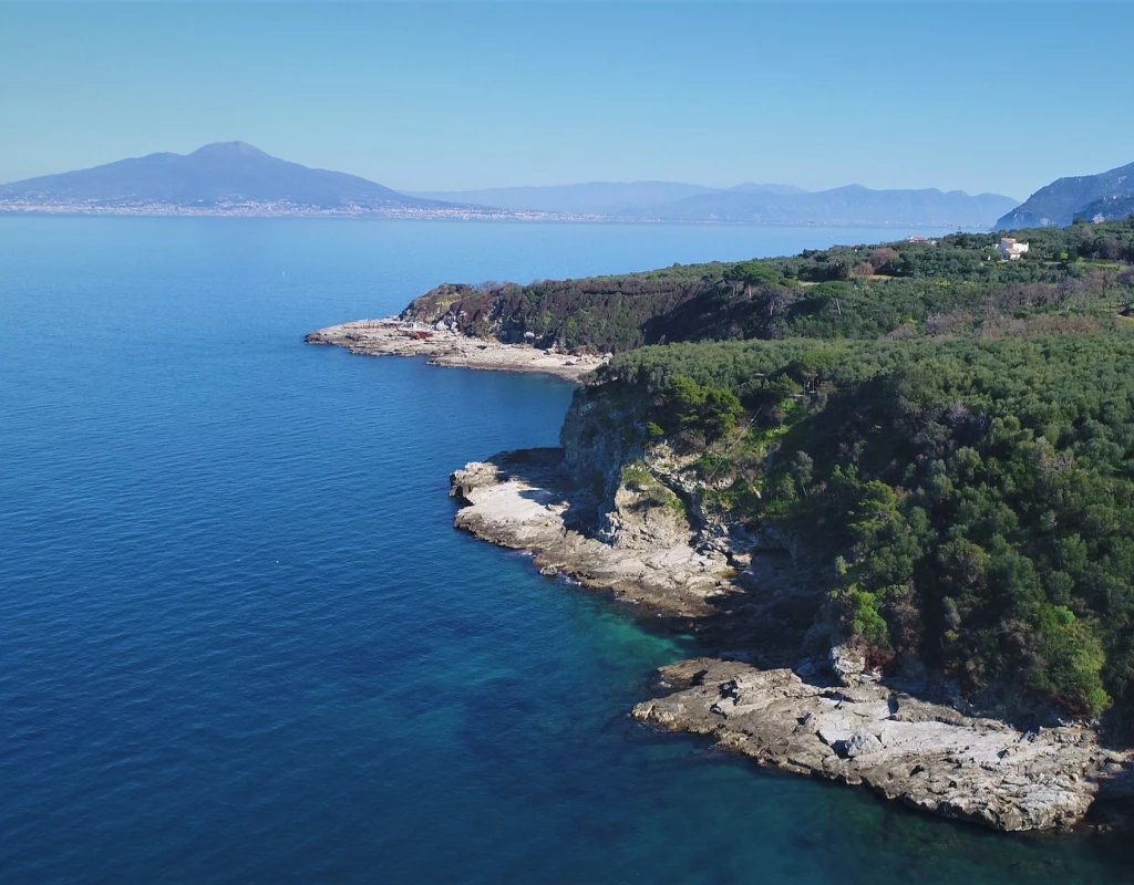 The cliff suspended over the sea