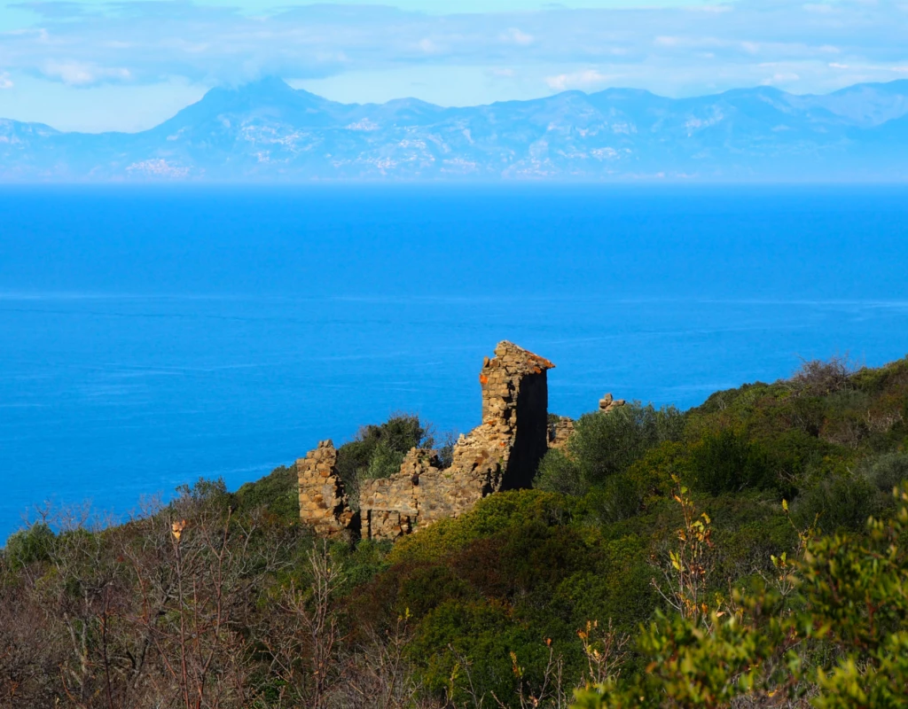 Between the stone bridges and the farmhouses