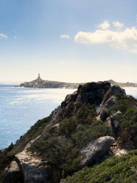 Capo Carbonara: sentieri tra mare e storia
